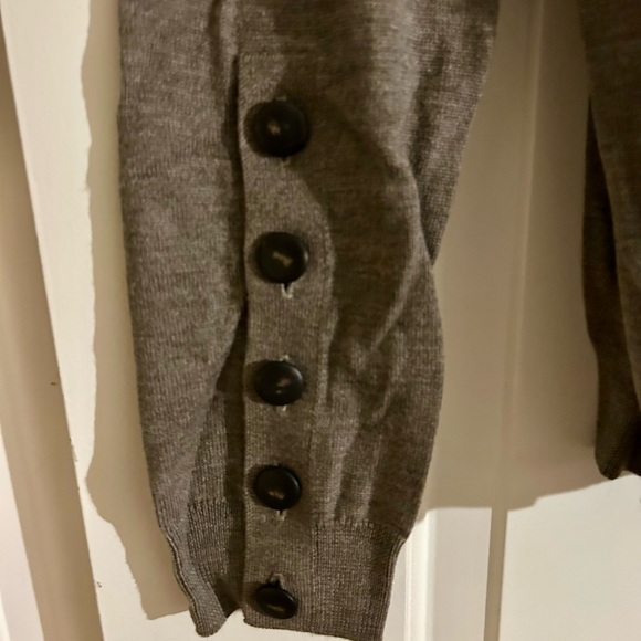 ✨NWT✨ Sézane 100% Merino Wool Fitted Crew Neck Buttoned Sleeve Sweater Taupe - M - Picture 5 of 12